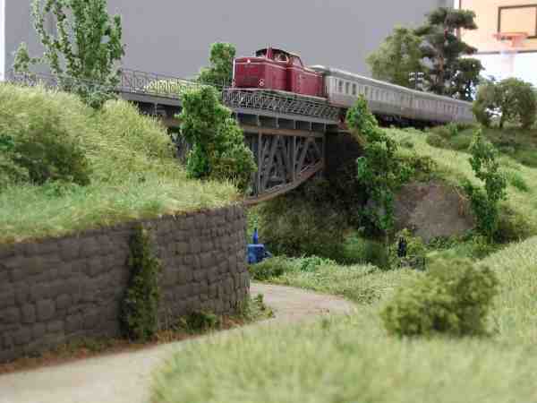 Nils' Br&uuml;cke mit Nahverkehrszug